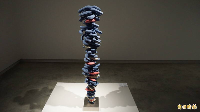 路易絲．布爾喬亞〈無題〉纖維織品、不銹鋼，39×166公分。2005。（記者董柏廷攝）