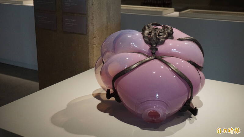 尚路克．慕連〈佩飾，馬賽，十一月〉青銅、吹製玻璃，47×32公分。2019。（記者董柏廷攝）