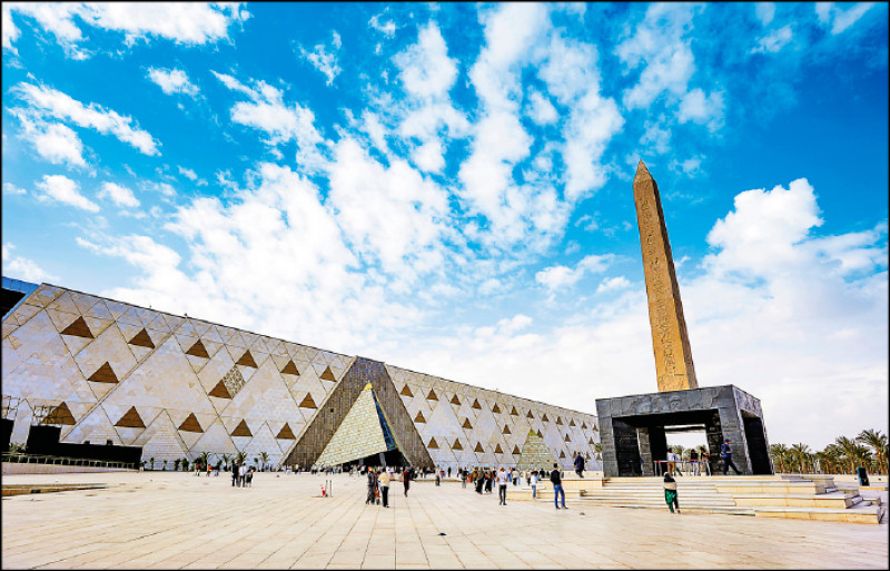 大埃及博物館入口廣場矗立著全球首座拉美西斯二世懸浮方尖碑，讓遊客能一窺刻於底部的法老王名圈。