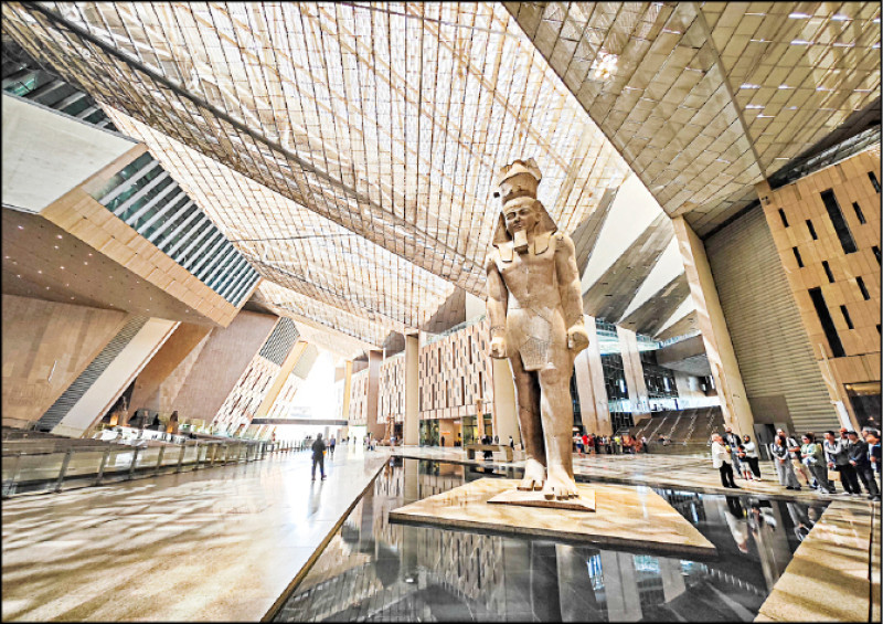 博物館為這尊拉美西斯二世巨像設計特殊的「光之窗口」，讓它在特定日子能被太陽神親吻。