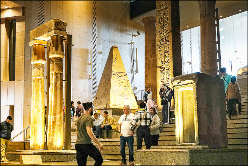 大階梯展示的方尖碑頂，可發現哈特謝普蘇特女王繼子為了鞏固自己繼承權的正統性，試圖抹去這位「女法老」的存在。