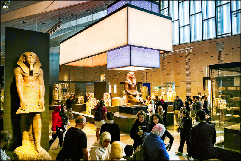 主展廳展示品年代橫跨埃及從史前時期到希臘羅馬時期的漫長歷史，涵蓋社會、王權、信仰等不同面向。
