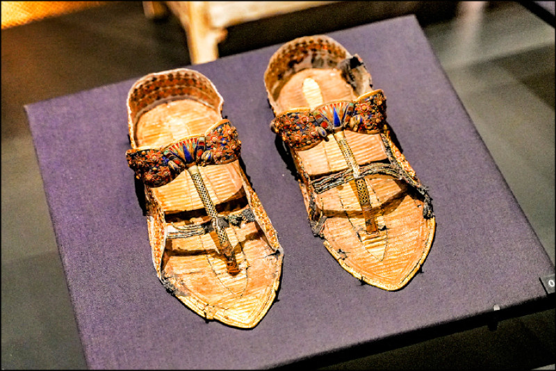 曾被認為破碎到無法修復的鍍金涼鞋，在修復師穆罕默德．尤斯里的巧手下重獲新生。