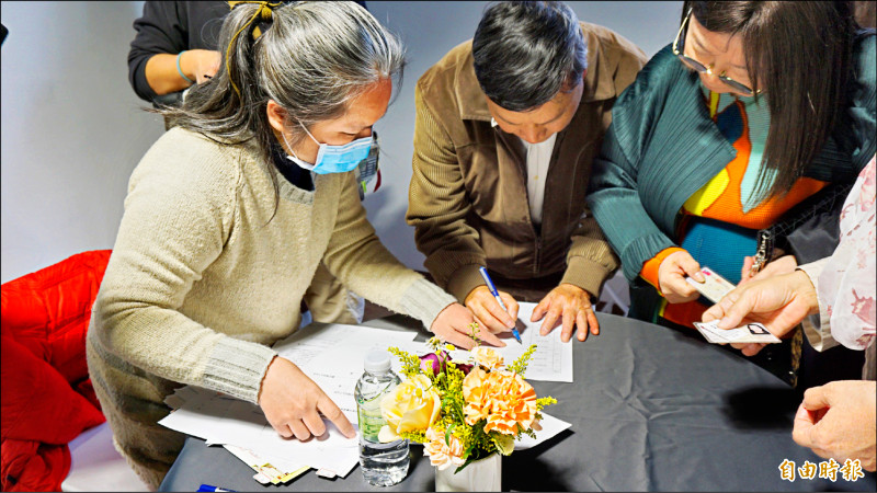 文化部昨日會後發還藝術家當年被騙取所簽署的同意書。（記者董柏廷攝）
