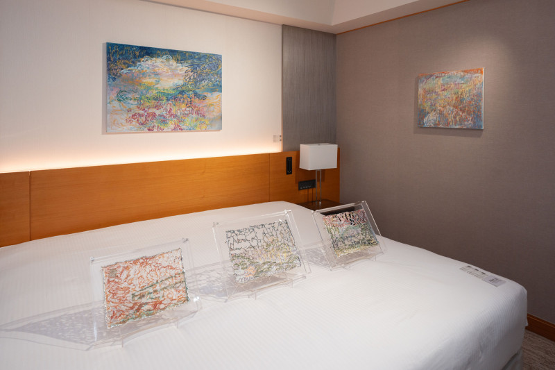 特別合作展區「臺南新藝獎（Next Art Tainan）」匯聚青年藝術家，索卡藝術與李盈蓁以「延續遞進」概念，透過陶瓷、繪畫與裝置創造介於平面與立體的流動景致。（亞太連線藝術提供）