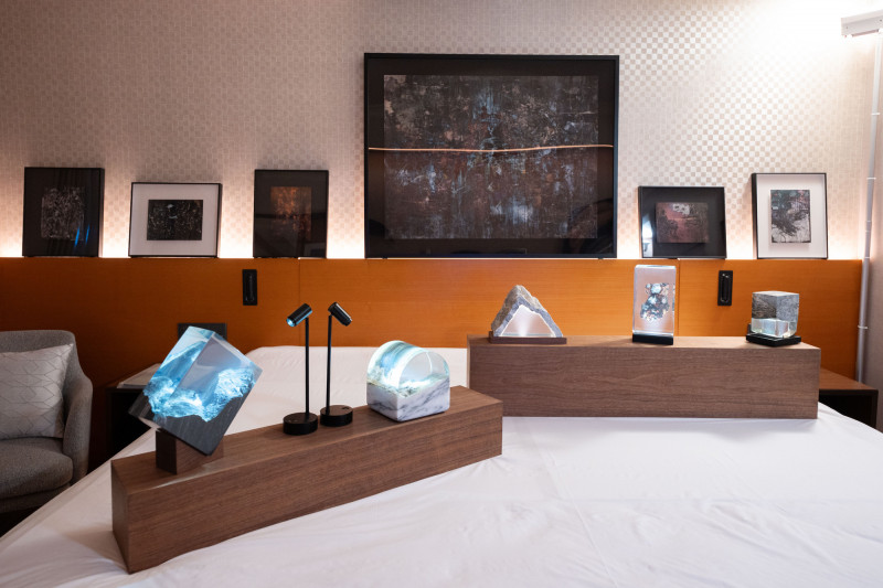 「媒體藝術（Media Art）」展區以多媒材呈現當代敘事的實驗性，飛皇畫廊透過「趨光而行」帶領觀者以光影、物件與身體探索感知與空間互動。（亞太連線藝術提供）