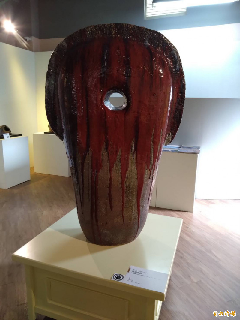 台灣陶藝大師李茂宗的作品〈鴻運當頭〉。（記者張勳騰攝）
