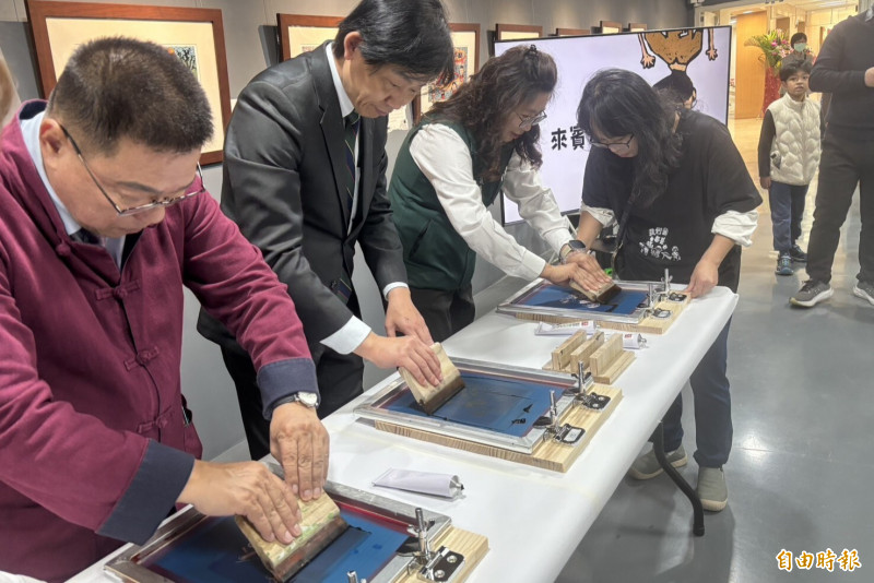 版畫體驗。（新營文化中心提供）