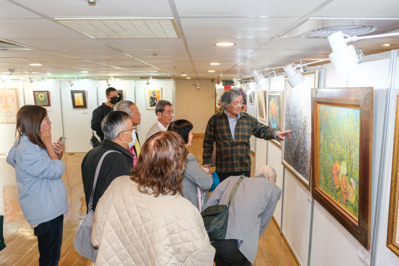 台師大美術系退休教授施並錫（後排右1穿格子服者）受邀為畫展導覽。（屏東基督教醫院提供）