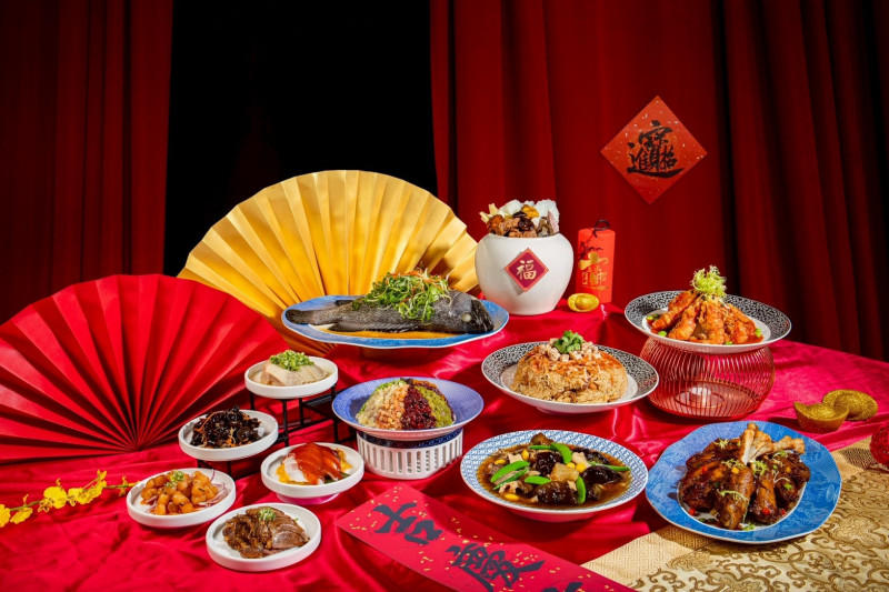 台北凱達大飯店以「金馬迎春」為主題，推出「新春年菜套組」常溫年菜，1/31前享早鳥85折。（台北凱達大飯店提供）