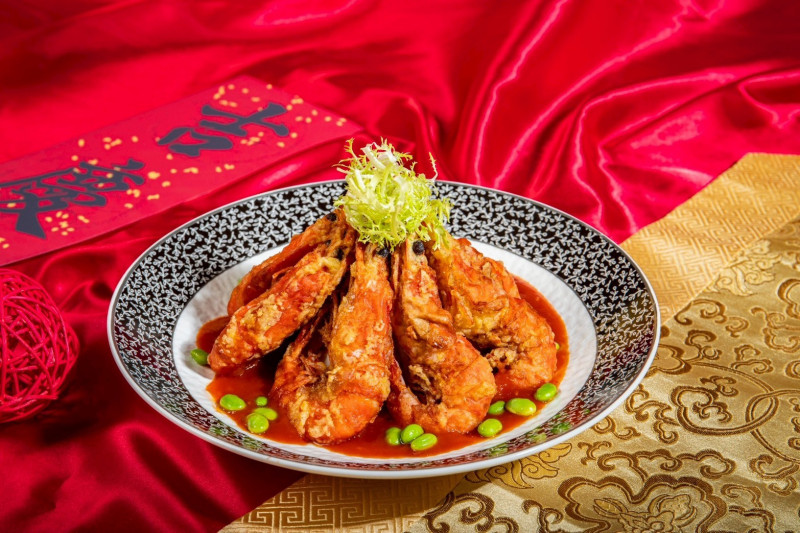 台北凱達大飯店今年新推出「蒜香茄汁軟殼蝦」。（台北凱達大飯店提供）