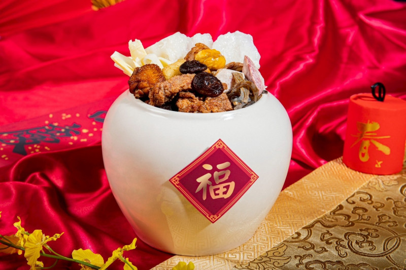 台北凱達大飯店推出的「宮廷花膠佛跳牆」，以慢火細熬數小時。（台北凱達大飯店提供）