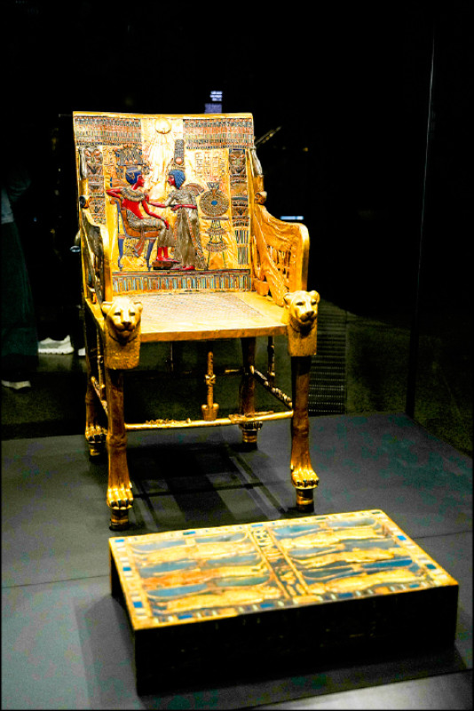 圖坦卡門統治初期的黃金王座，椅背刻畫王室日常生活，展現出前朝阿馬納時期的藝術風格。