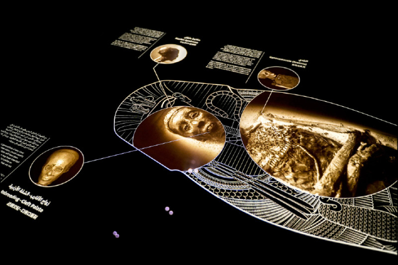 館方運用科技影像，呈現圖坦卡門木乃伊在棺槨中的真實樣貌。