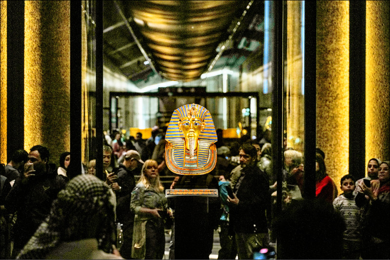 古埃及人相信神的肌膚是黃金做的，骨骼是白銀、頭髮由青金石組成，因此特別用這些元素打造面具，來模擬神的特徵。