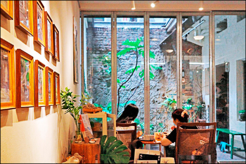 好土書店面對天井的座位。