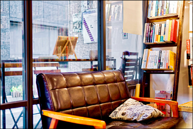 飛地書店的沙發區。