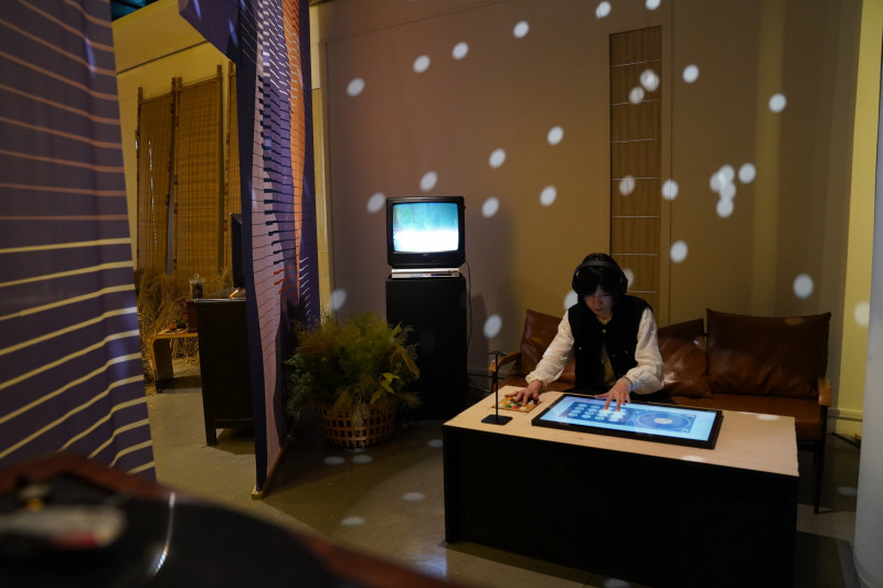 「新北隱客拾光」跨界策劃互動式體驗，其中和Puzzleman合作，讓民眾現場創作音樂。（新北市客家局提供）