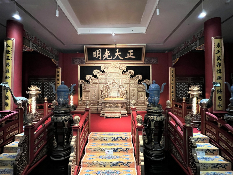 楊麗花演出時的乾清宮電視布景。（傳藝中心提供）