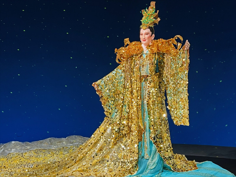 楊麗花2012年「薛丁山與樊梨花」謝幕戲服，展現大氣華麗氛圍。（傳藝中心提供）