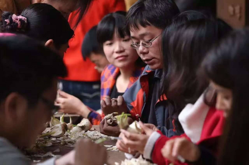 台南山上花園水道博物館首波春節活動，將由專家帶領民眾一同體驗水仙雕刻。（山上花園水道博物館提供）