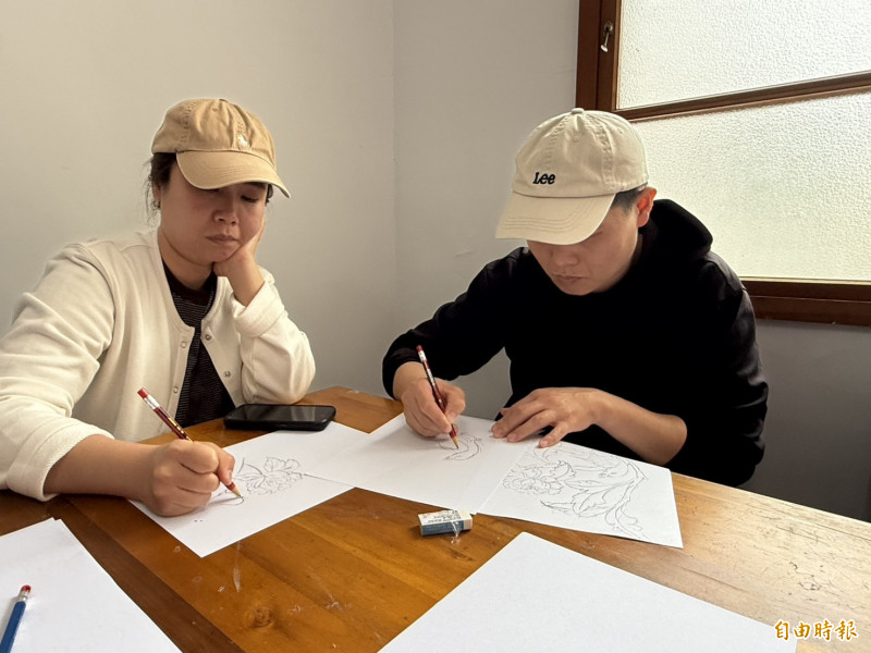 民眾體驗鑿花構圖。（記者李文德攝）