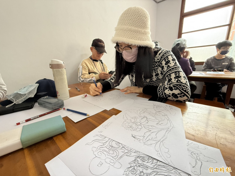 民眾體驗鑿花構圖。（記者李文德攝）