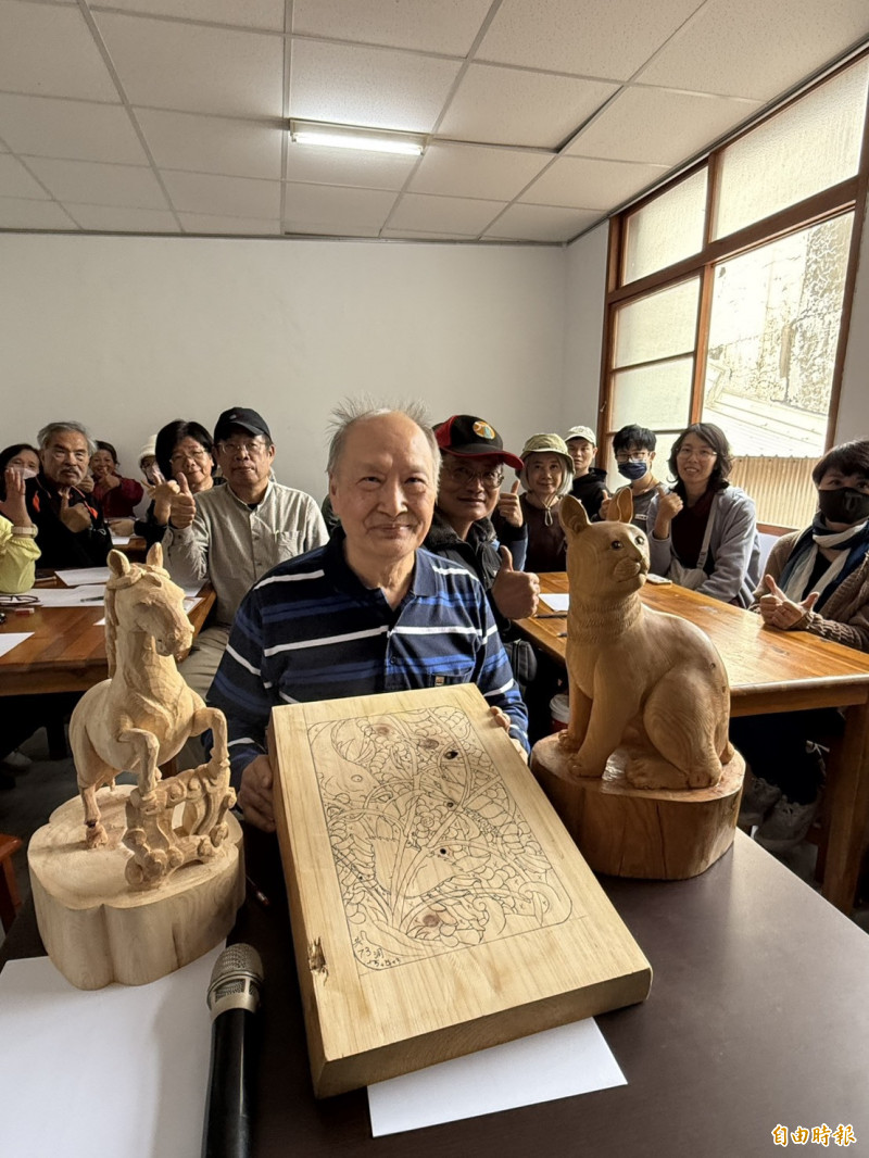 首場活動由木雕匠師張旭輝帶領民眾體會鑿花之美。（記者李文德攝）