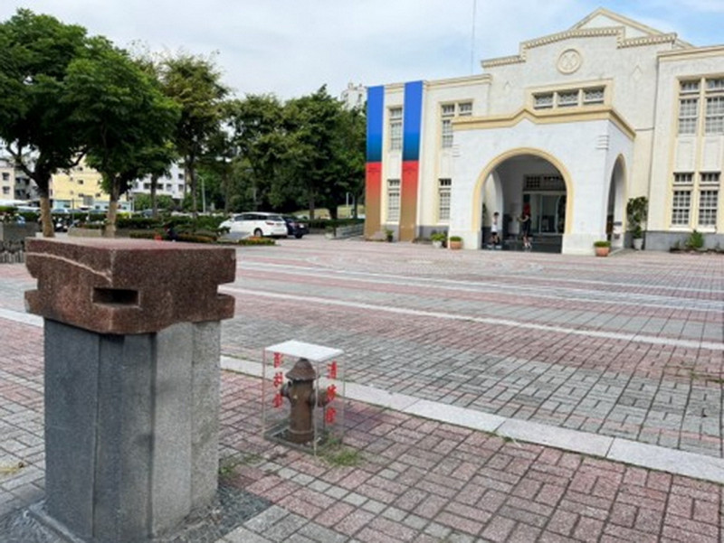 彰化縣文化資產審議會決議將彰化市公會堂登錄土地範圍內的消防栓及門柱，正式納入歷史建築附屬設施，受《文資法》保護，不能隨意拆除或破壞。（文化局提供）