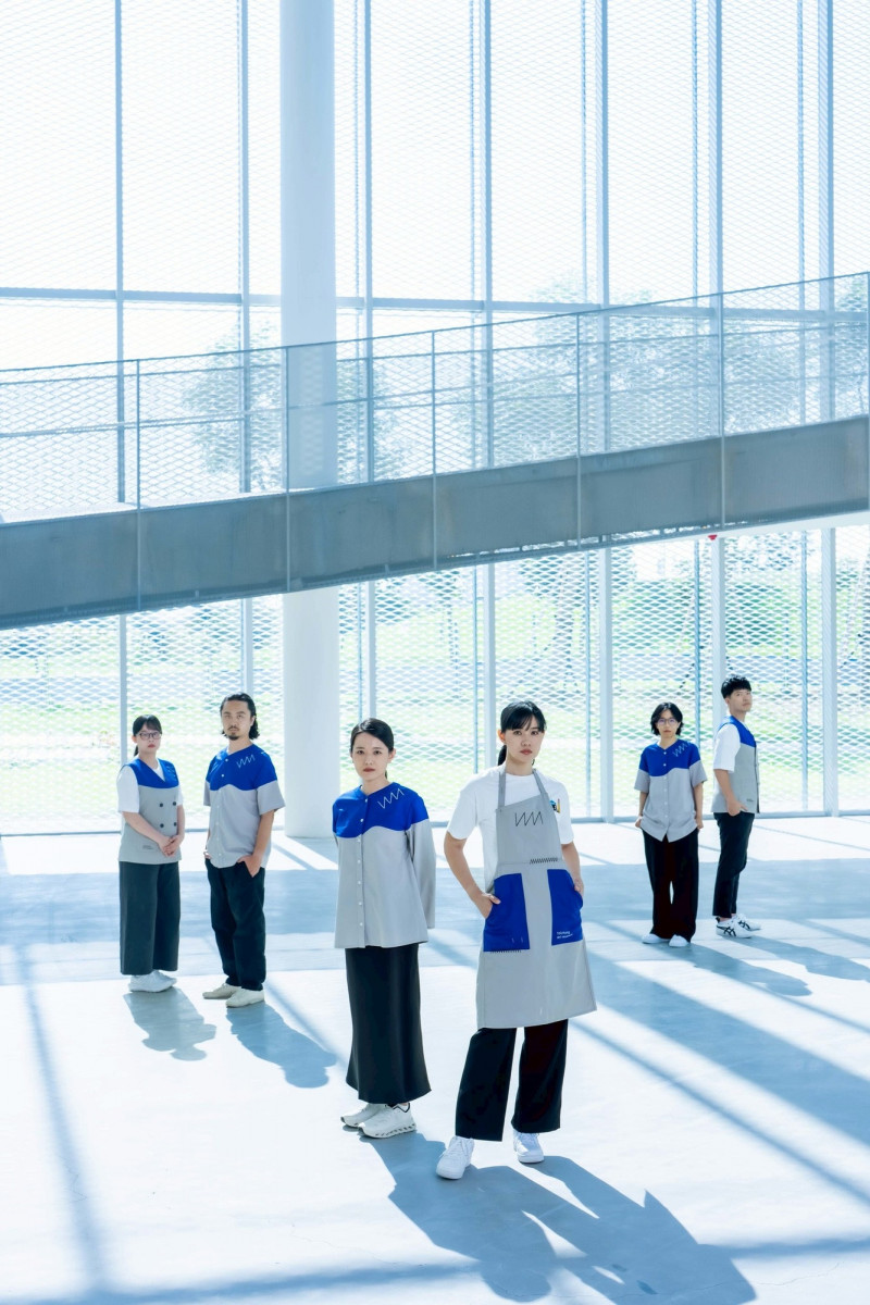 詹朴為綠美圖設計嶄新工作服，被讚有「行走的文化風景」形象。（台中市文化局提供）