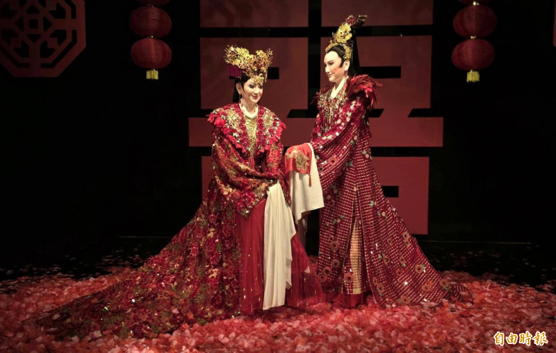 「世紀初戀‧楊麗花」展出的楊麗花歌仔戲擬真人像。（記者凌美雪攝）