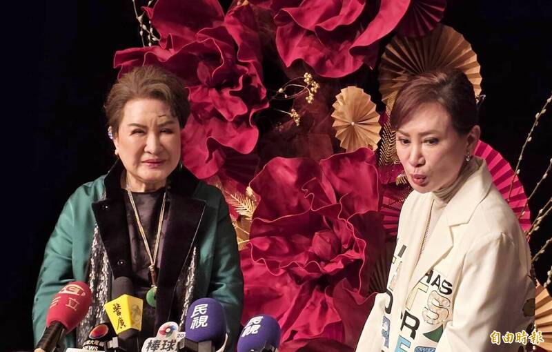 陳亞蘭（右）妙語如珠，與楊麗花滿滿師徒情。（記者凌美雪攝）