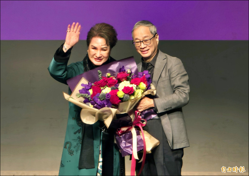 文化部長李遠（右）於見面會上獻花給楊麗花。（記者凌美雪攝）