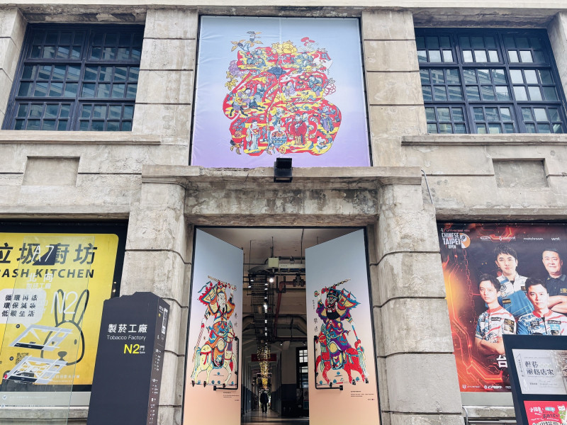 象徵守護園區平安的製菸工廠「四大門神」除了有勇猛威武的形象，也有拙趣可愛的農民畫版本。（松山文創園區提供）