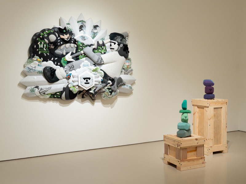 劉正堃赴曼谷蒐羅100件二手T-shirt，本次個展首度挑戰2米寬浮雕巨作、大型立體作品。（誠品畫廊提供）