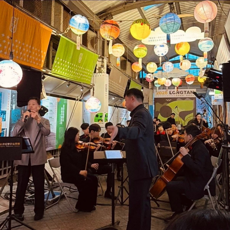 龍潭愛樂管弦樂團日前在菱潭街興創基地演出。（龍潭愛樂管弦樂團提供）