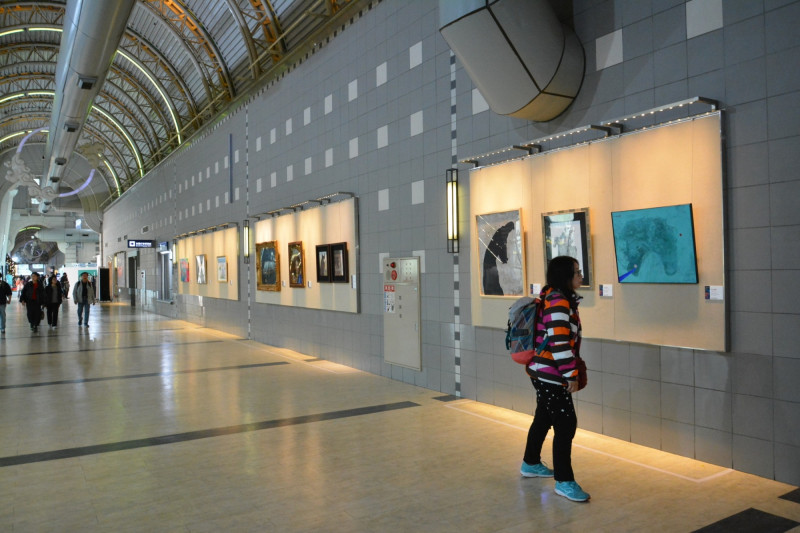 展覽吸引旅人駐足觀賞。（正修科大提供）