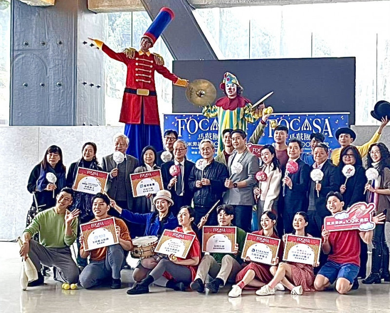 雲門舞集創辦人林懷民、繪本藝術家幾米及文化部長李遠，宣布啟動「幾米男孩的100次勇敢」旅程。（台中市文化局提供）