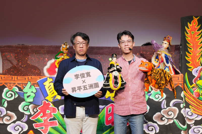 優選入選者李俊寬（左）與昇平五洲園的主演林瑞騰合照。（傳藝中心提供）