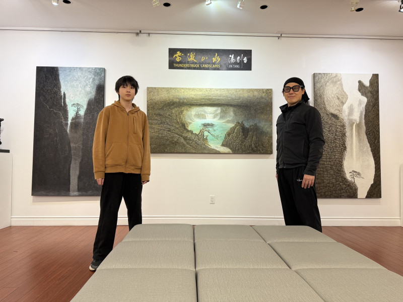 湯劍台（右）和兒子一同布展。（湯劍台提供）