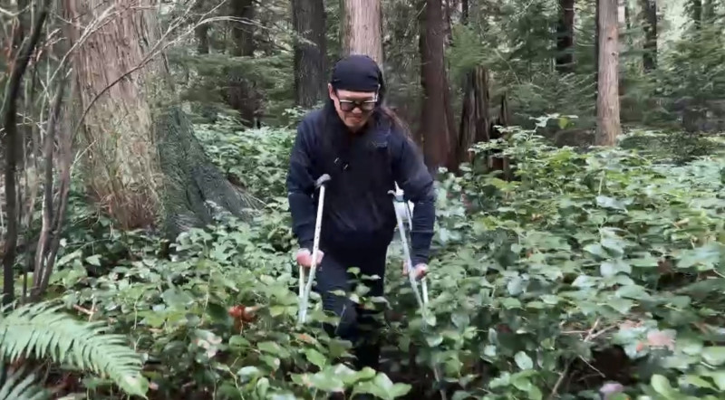 湯劍台柱拐扙繼續回森林作畫。（湯劍台提供）