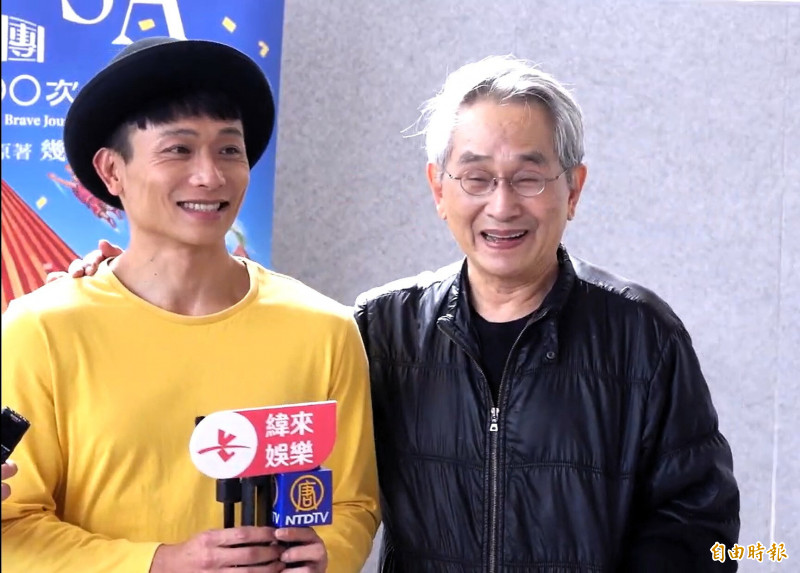 林懷民（右）與《幾米男孩的100次勇敢》主角江宇平。（記者陳奕全攝）