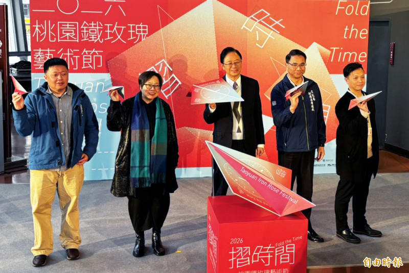 桃園市長張善政（中）等人參加桃園鐵玫瑰藝術節啟動儀式，宣布今年以「摺時間」為主題，售票活動同步啟動。（記者李容萍攝）