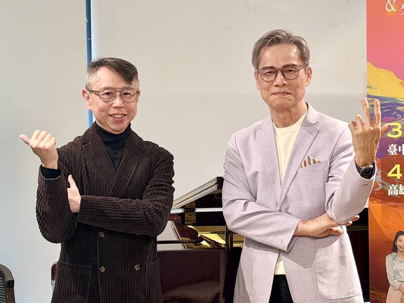 知名歌手羅大佑（右）攜手音樂總監朱敬然（左）推出「四季戀紅交響宴」音樂會，將以東西方器樂交融的原聲編制，帶領聽眾展開一場跨越古典與流行的心靈旅程。（趙靜瑜攝，中央社提供）
