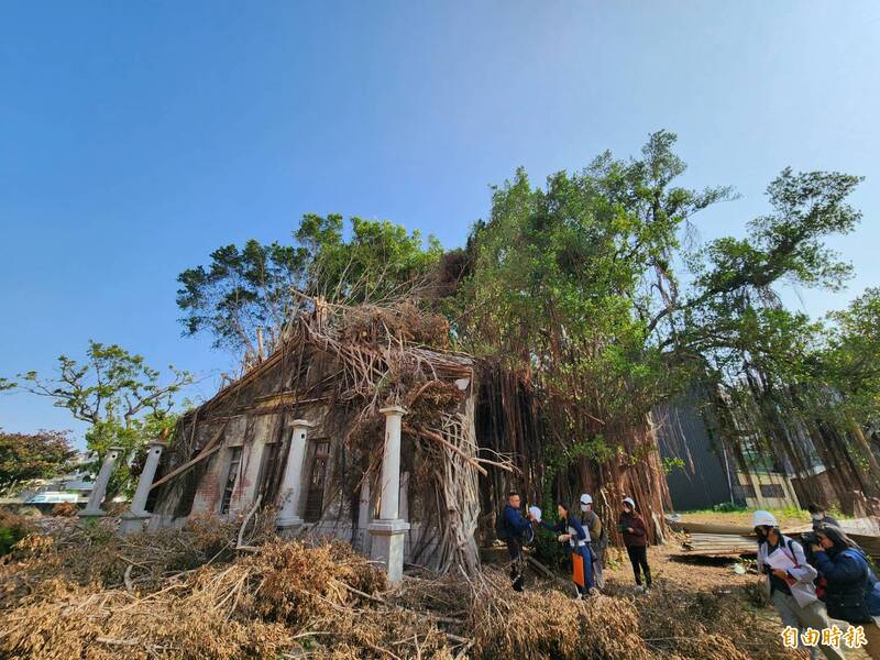 鹽水區翁鐘五故居目前損壞嚴重，文資委員認保存不易，現有大木構等文物可考慮收入文資建材銀行。（記者王涵平攝）