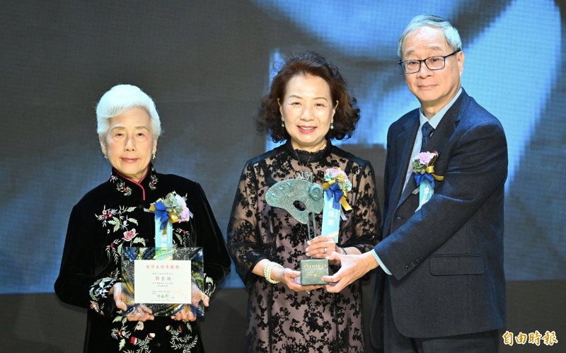 「台灣美術貢獻獎」頒予已故膠彩畫大師郭雪湖。郭雪湖之女郭香美（左起）及郭珠美由文化部長李遠手中接獲獎座。（記者潘少棠攝）