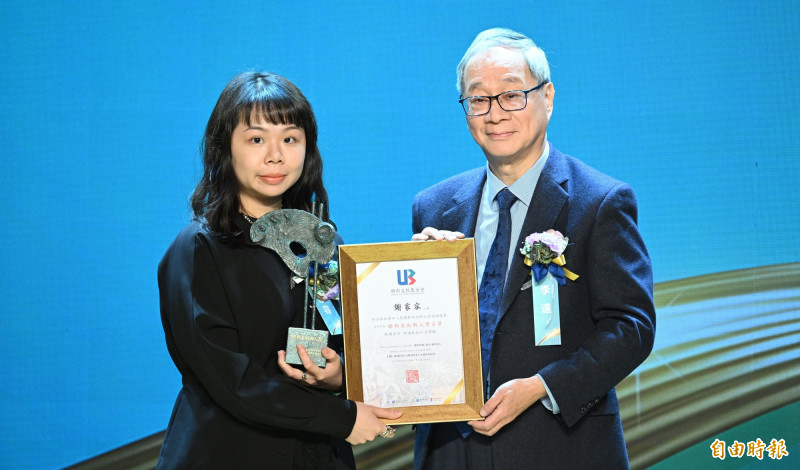 第28屆聯邦美術新人獎首獎得主謝家容（左）自文化部長李遠手中接獲講座及獎狀。（記者潘少棠攝）