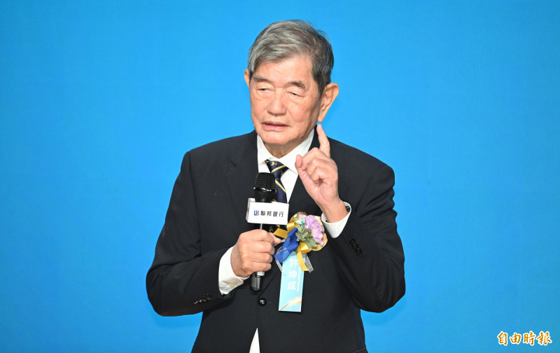 美術獎總召集人許坤成指出，聯邦美術獎長年重視公平評選與人才培育，為台灣藝術創作提供穩定支持。（記者潘少棠攝）