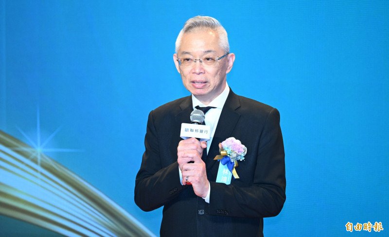 聯邦銀行董事長林鴻聯表示，美術獎旨在搭建大眾與畫家之間的橋梁。（記者潘少棠攝）