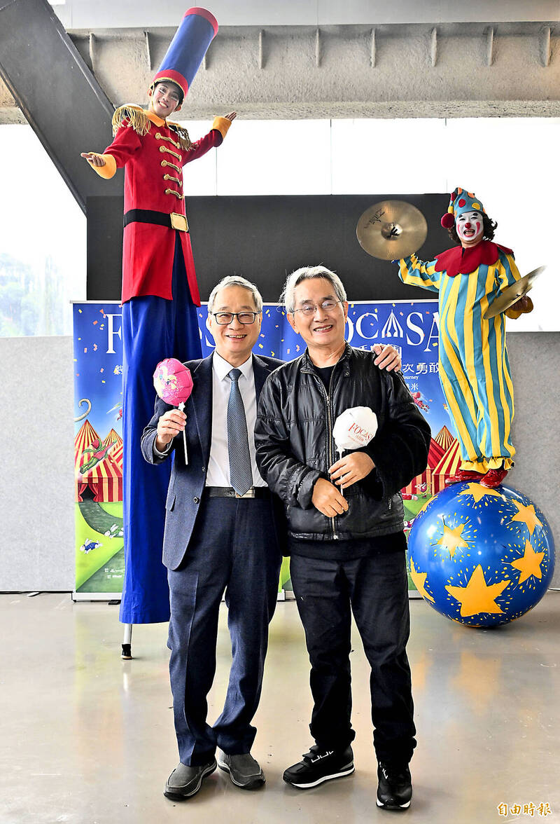 文化部長李遠（前左）特別到場打氣，並與林懷民（前右）合影。（記者陳奕全攝）